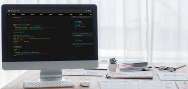 Uygulama ve program kodlaması için bilgisayar ekranında yazılım geliştirme programlama