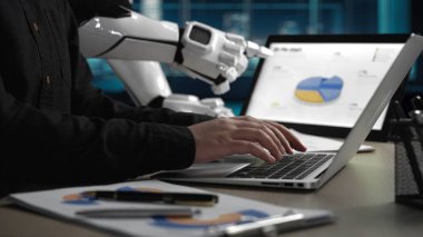 Bir robot asistan teknoloji ve iş süreçlerinin füzyonunu vurgulayarak veri analizleri sergilerken, bir insanın dizüstü bilgisayarla etkileşimini gösteren modern bir çalışma alanı.