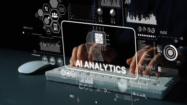 Klavyede Veri Analizi ve Teknoloji Konsepti için Dijital Kaplama ile gösterilen Yapay Zeka Analitik Arayüzü ile Yazan Eller. Asemptotik akıllı veri analitiği.
