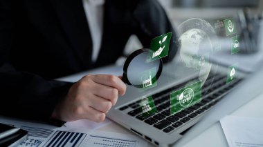 Sürdürülebilir iş çevresel hedeflere ulaşmak ve kurumsal sorumluluğu desteklemek için ekolojik yenilik, iklim hareketi ve uzun vadeli stratejiler kullanır. Latch