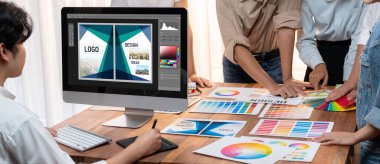 Web sayfasının modern tasarımı ve bilgisayar ekranında gösterilen ticari canlı reklamlar için grafiksel tasarımcı yazılımı