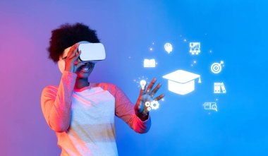 Yenilikçi bir çevrimiçi öğrenme deneyiminin bir parçası olarak sanal gerçekliğe hevesle bağlanan bir öğrenci, eğitimde ortaya çıkan teknolojileri vurguluyor. XDMCP