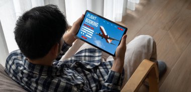 Online uçuş rezervasyon sitesi mod rezervasyon sistemi sağlar. Seyahat teknolojisi kavramı .