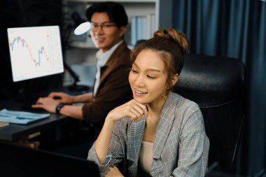 Başarılı gülümseyen iş ortakları, yaratıcı tasarım mimarisi proje yatırımlarında geceleri modern ofis binasında e-posta yoluyla yüksek gelir elde ederek çevrimiçi satış hedefleri pazarında yüksek gelir elde ediyorlar. İnfobahn.