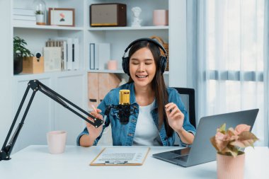 Kot pantolon giyen, yaratıcı yayın yapan genç Asyalı sunucu stüdyo dinleyicisiyle günlük hayatta pazarlamayı ya da danışmanı tanıtmayı online olarak anlatıyor. Taktik.