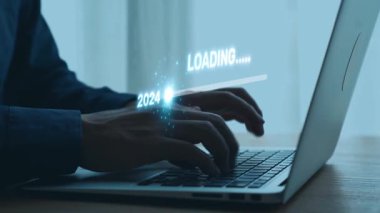 2025 'ten 2026' ya geçişi görselleştiriyorum. İlerlemeyi, stratejik öngörüyü, gelecek yıl için yıllık hedef belirleme ve iş dönüşümünü sembolize eden ilerleme çubuğu. Elide