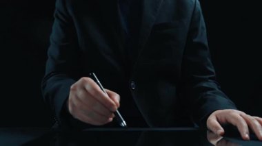 Ortak pazarlama markaları ve pazarlamacıları birbirine bağlar. Bağlantılar aracılığıyla pazarlama satışları arttırır. Üyelik programları ödülü. Dijital pazarlama ve bağlı stratejiler çevrimiçi gelirleri artırıyor. Elide