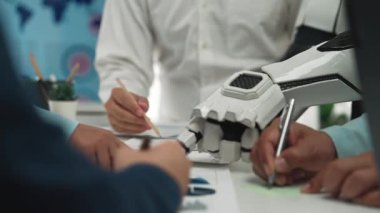 Danışmanlar, stratejik planlamayı geliştirmek, pazarlama stratejilerini işbirlikçi takım çalışması yoluyla geliştirmek için yapay zeka kaynaklı veri içgörüleri uyguluyorlar. Noogenesis Yapay Zeka