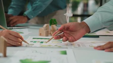 Profesyoneller tablolar ve çevre dostu modellerle birlikte çalışırlar. Sürdürülebilirliğe odaklanmış olarak, daha yeşil bir gelecek için strateji ve geliştirmeyi tartışıyorlar. SACTR