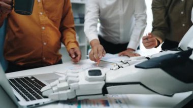 Yüksek teknolojili bir ofis. Yapay zeka ile çalışan asistanlar şirket performansını analiz ederek işyeri teknolojisinin evrimini gösteriyor. Noogenesis Yapay Zeka