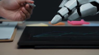 Yapay zekanın analitik alanındaki önemini vurgulayarak, danışmanların karar verme mekanizmasını geliştirmelerine ve iş raporlarını analiz etmelerine yardımcı olan yapay zeka araçları. Noogenesis Yapay Zeka