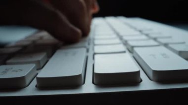 Bilgisayar klavyesinde parmaklarıyla daktilo eden hızlandırılmış yakın çekim adam. Makro yumuşak odaklı bebek çekimi. Bilgisayar programlama, mesajlaşma çevrimiçi mesajlaşma ve çevrimiçi pazarlama işi hiperhız kavramı. Topla