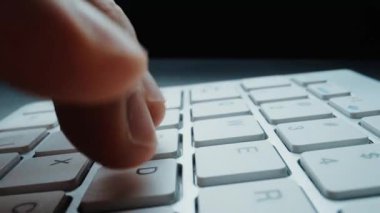 Bilgisayar klavyesinde elleri ve parmaklarıyla yazı yazan yakın plan bir adam. Makro yumuşak odaklı bebek çekimi. Bilgisayar programlama, mesajlaşma çevrimiçi mesajlaşma ve çevrimiçi pazarlama işi konsepti. Topla
