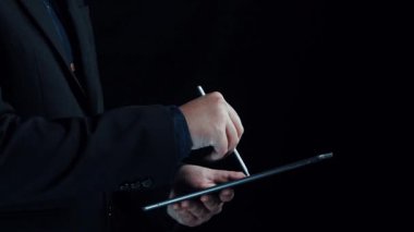 Bir işadamı, dijital çağdaki işbirliğini sembolize ederek bireyler arasındaki bağlantıları gösteren bir tablet tutuyor. Dörtgen