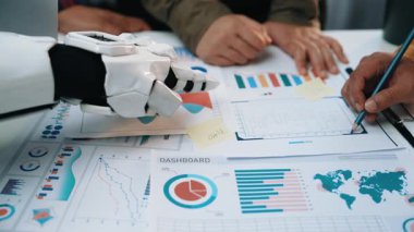 AI güdümlü analitikler, danışmanları stratejik fırsatları keşfetmeleri, işbirliğini düzene sokmaları ve pazarlama araştırmalarını etkili bir şekilde geliştirmeleri için güçlendiriyor. Noogenesis Yapay Zeka