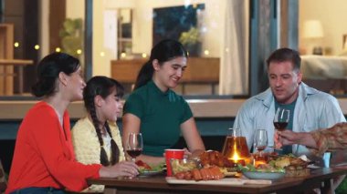 Aile, bahçede tatil kutlaması için bir araya geldi. Aile üyeleri, yemeğe. Açık hava kamp aktivitesi yemekle rahatlamak ve nesiller arası tatlı akrabalarla vakit geçirmek için. Uyumsuzluk.