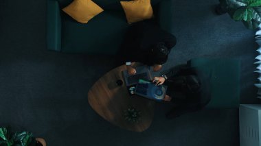 Profesyonel iş adamlarının üst düzey görüşü, akıllı iş adamları toplantı odasından çıkarken dizüstü bilgisayar ve finans grafiği kullanarak borsa yatırım verilerini analiz ediyor. Yaratıcı iş. Müdürlük.