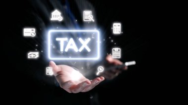 İki el, finans ve yönetimi sembolize eden simgelerle çevrili vergi kavramını görsel olarak ön plana çıkarmak için bir araya geliyor. Dörtgen