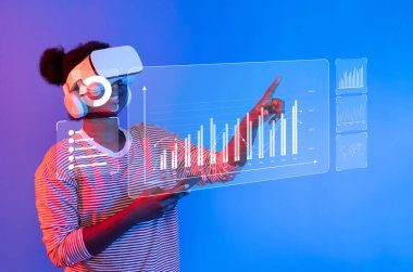 Veri analiz arayüzü ile etkileşim kurmak için sanal gerçeklik teknolojisini kullanan, canlı ve modern bir ortamda içgörü ve ölçümleri gösteren bir kişi. XDMCP