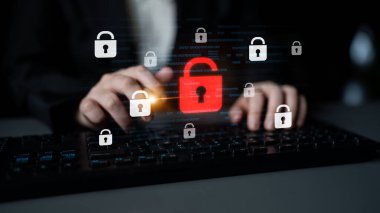 Siber güvenlik ihlalini gösteren dijital güvenlik kavramı, güvenlik sistemleri arasında veriye maruz kaldığını belirten kırmızı bir asma kilit, sistem savunmasızlığını ve Latch riskini vurguluyor.