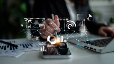 Büyük veriler ve analitikler, iş zekası ve büyümesi için gerçek zamanlı içgörüler, öngörü modellemesi ve veriye dayalı kararları destekler. Latch