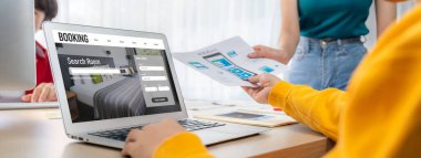 Çevrimiçi otel rezervasyon sitesi canlı rezervasyon sistemi sağlar. Seyahat teknolojisi kavramı .