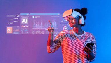 Genç bir kadın, dinamik yapay zeka verilerini ve analizlerini araştırırken, parlak bir teknolojik geleceği temsil eden sanal gerçeklik kulaklığı takıyor. XDMCP