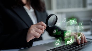 Sürdürülebilir iş çevresel hedeflere ulaşmak ve kurumsal sorumluluğu desteklemek için ekolojik yenilik, iklim hareketi ve uzun vadeli stratejiler kullanır. Latch