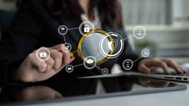 Siber güvenlik, güçlü altyapı ve proaktif dijital savunma stratejileri kullanarak güvenlik ihlalleri, hacklemeler ve ağ saldırılarına karşı korur. Latch