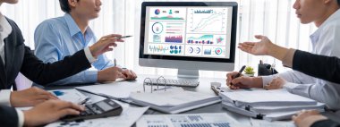 İş zekası ve veri analizi kavramı. Analizci ekibi laptop ekranında finansal veri analizi üzerinde çalışıyor. Etkili iş stratejik planlama için pazarlama göstergesi olarak. İçgörü