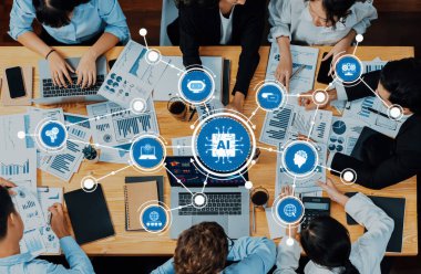 Çeşitli profesyoneller, raporlar, dizüstü bilgisayarlar ve teknoloji görselleriyle dolu masalar üzerindeki yapay zeka kavramlarını ve verileri analiz ederek modern bir çalışma alanında işbirliği yapmaktadırlar. Dostluk