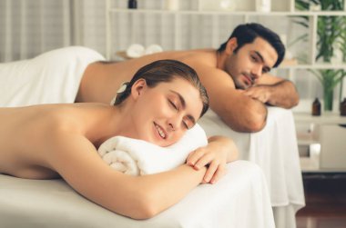 Kafkas çift müşterisi stres önleyici spa masajının keyfini çıkarıyor ve lüks otel veya oteldeki gündüz açık hava ortamında güzellik teniyle eğleniyor. Sessiz.