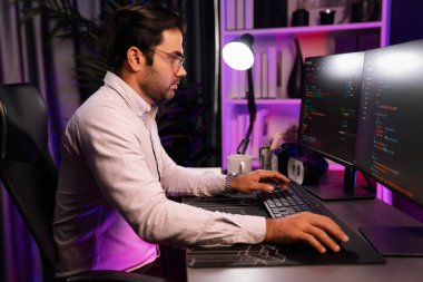 İki pc ekranda veri yazılım geliştirme analizi yapan akıllı bilişim geliştiricisi, neon ışıklı siber ofiste güncellenmiş uygulama programı güncellenmiş online web sayfası sistemi yaratıyor. Tahmin et..