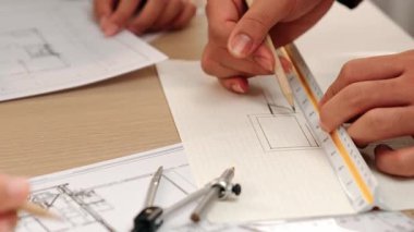 Ölçüm aracı ve kalem el kullanan akıllı mimar veya akıllı mühendisin videosu mimari ofisteki inşaat hatasızlığı için ayrıntılı bir tasarım hazırladı. Eline odaklan. - Yakın çekim. Tanımlama.