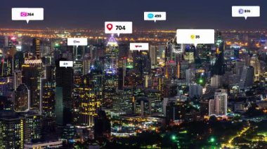 Sosyal medya simgeleri, sosyal ağ uygulama platformu üzerinden insanların bağlandığını gösteriyor. Çevrimiçi toplum ve sosyal medya pazarlama stratejisi kavramı .