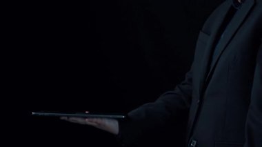 Profesyonel biri müşteri memnuniyeti derecelendirmeleri ve geri bildirim sembolleriyle etkileşimli dijital arayüzü gösteren bir tablet sergiliyor ve iş kalitesini ve hizmeti vurguluyor. Dörtgen