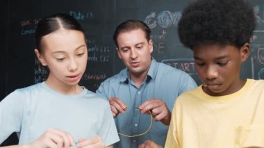 Kafkas öğretmeni elektrikli aletten bahsederken öğrenci de elektronik ekipmanlarla robot modelini tamir ediyor. Çeşitli akademik çocuklar ana kurul yapısını öğreniyor. Öğretim