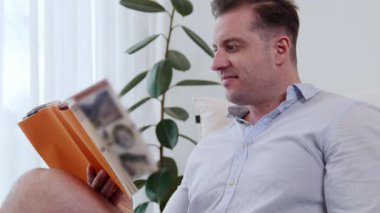 Elinde kahve fincanı olan bir adam, ders kitabı okur, sosyal ve mesleki teknoloji bilgisini arttırır ya da çocukları iyi bir yetişkin olarak yetiştirerek akıllı bir baba olur. Hayat boyu öğrenme konsepti. Uyumsuzluk.