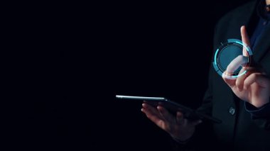 AI toplumu dönüştürüyor, önemli etik soruları gündeme getiriyor. Yapay zeka dizaynındaki ahlak kuralları adaleti sağlar. Yapay zeka etiği sorumlu kararları destekliyor. Yapay zeka gücünü güçlü etiklerle dengelemek çok önemli. Elide