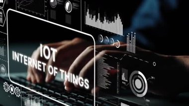 Klavyede Yazan Eller Teknoloji ve Veri Analizlerinin İnternetini temsil eden Dijital Ekranlarla çevrili. Asemptotik akıllı veri analitiği.