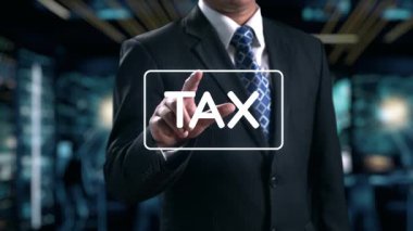 Gösterişli takım elbiseli bir işadamı, vergiyle ilgili çeşitli finansal hizmetleri ve uyumu sembolize eden dijital simgeler sergileyerek modern bir ofiste duruyor. Dörtgen