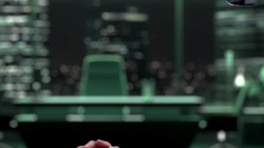 Bir insan eli şık bir ofiste robot ele doğru uzanıyor, sürdürülebilir uygulamalar için işbirliğini sembolize ediyor, çevresel farkındalıktaki teknoloji rolünü vurguluyor. Auvana