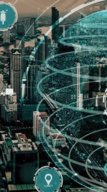 Yeni şehir yolunda gelecek araba trafiği için akıllı ulaşım teknolojisi kavramı. Sanal akıllı sistem, şehir sokaklarındaki araç verilerini birbirine bağlamak için dijital bilgi analizi yapıyor .