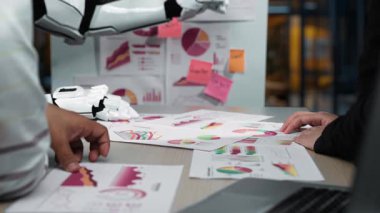 Piyasa eğilimlerini analiz eden yapay zeka asistanı ve otomasyonun artan rolünü göstererek iş dünyasındaki profesyonellerin stratejik planlamayı geliştirmelerine yardımcı oluyor. Noogenesis Yapay Zeka