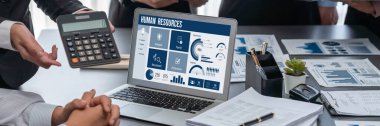 İnsan kaynakları yönetim yazılımı bilgisayar ekranında insan kaynakları çalışanlarının işe alım, maaş bordrosu, personel araması ve KPI değerlendirme çalışmalarını yönetmesine yardımcı oluyor