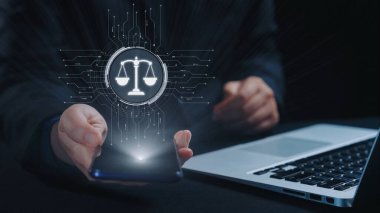 Adalet ölçeğini gösteren fütürist dijital hukuk arayüzü, dijital hukukun altını çizen, AI uyumu, dijital hukuk sistemleri ve güvenli yönetim için dijital hukuk düzenlemeleri. Elide