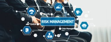 Ticari güvenlik ve kontrolü arttırmak için etkili risk yönetimi stratejileri araştırın. Kriz yönetimi ve organizasyonel dayanıklılık için gerekli süreçleri ve araçları anlamak. Dostluk