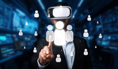 Sanal gerçeklik kulaklığı olan bir adam, modern iletişim ve küresel bağlantıyı sembolize eden dijital ortamda bir insan ağıyla bağlantı kurar. XDMCP