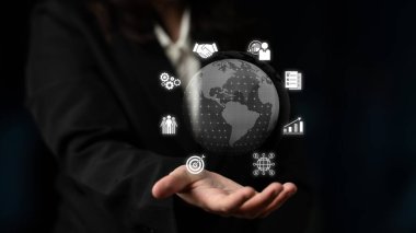 Küresel pazarlama ve finans stratejisi, küresel başarı için uluslararası planlama, dijital araçlar ve sınır ötesi pazarlama yoluyla ticari genişlemeyi desteklemektedir. Latch