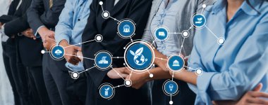 Takım elbiseli profesyoneller, daha iyi bir gelecek inşa etmek için çağdaş uygulamalarda sürdürülebilirliği ve işbirliğini simgeleyen yeşil bir iş ağında yer alıyorlar. Dostluk